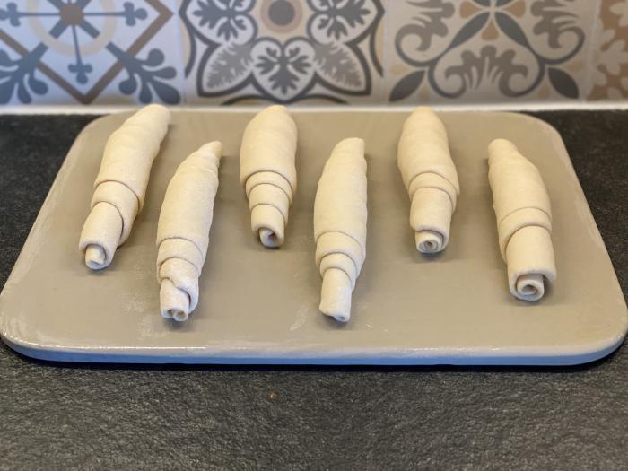 Salzstangen etwas entfernt voneinander auf den Zauberstein legen