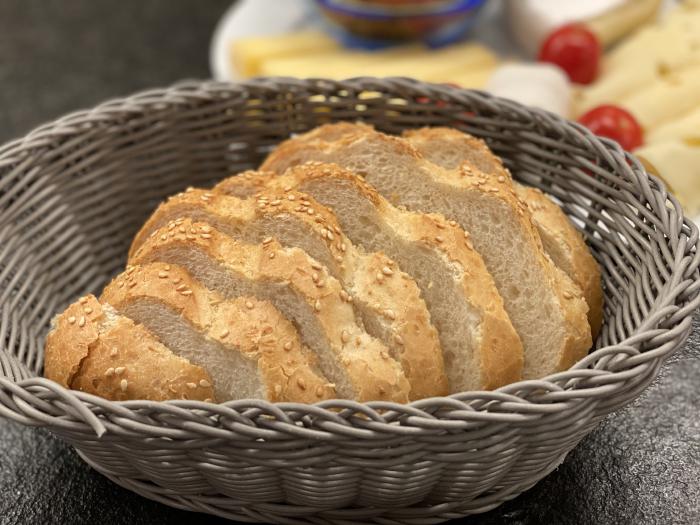 Aufgeschnittenes Weißbrot im Brotkorb