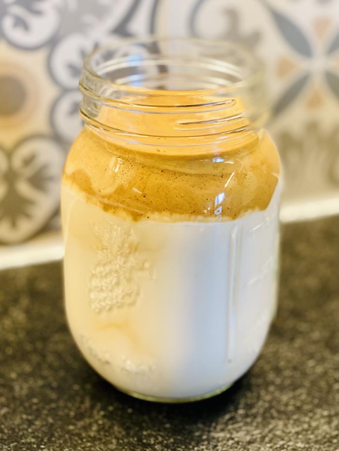 Dalgona Kaffee im Glas