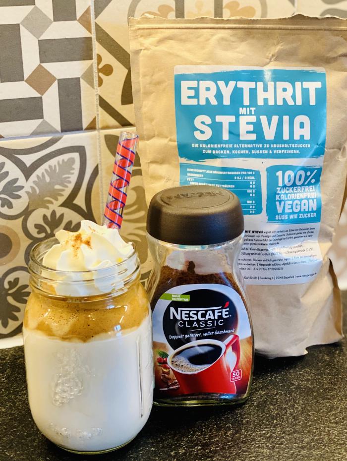 Dalgona Kaffee mit dem verwendeten Zucker und Kaffee